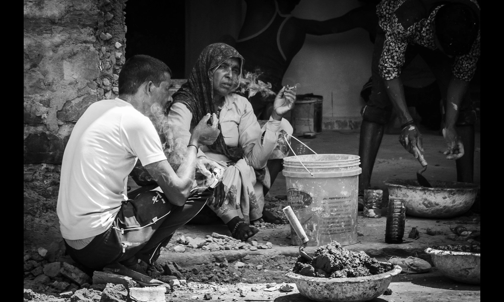 Smoking break. Amber, India | Luisen Rodrigo on flickr